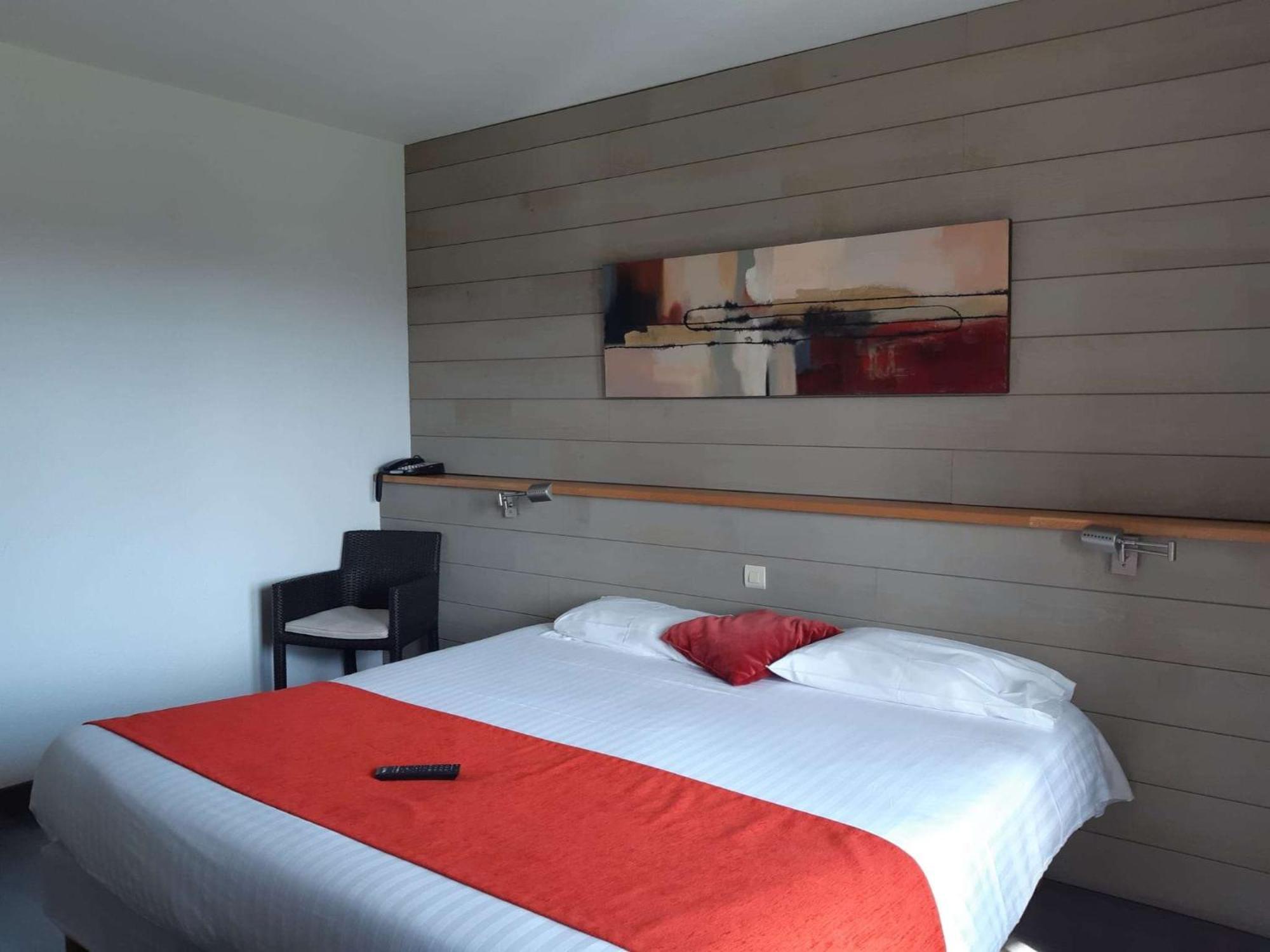 Brit Hotel Du Golf Le Lodge Salies-de-Bearn Bagian luar foto