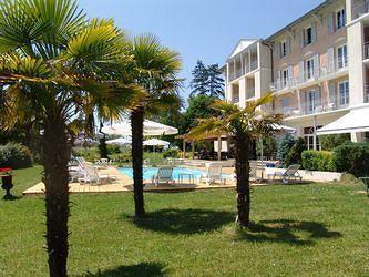 Brit Hotel Du Golf Le Lodge Salies-de-Bearn Bagian luar foto